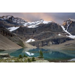 Canada, BC, Yoho NP Lake Oesa and mountains
